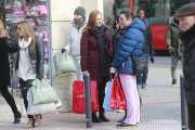 Varios consumidores en la zona más comercial del centro de Burgos con bolsas de establecimientos de la zona.-RAÚL OCHOA
