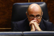 El ministro de Economía en funciones, Lius de Guindos, en la sesión de investidura de Mariano Rajoy.-AGUSTIN CATALAN