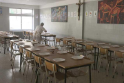 El comedor de un centro educativo de la provincia preparado para recibir a los estudiantes que utilizan este servicio.-RAÚL OCHOA