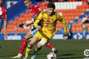 Nico Serrano se va de un rival con el balón en los pies. LALIGA