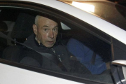 El histórico dirigente etarra Santiago Arrospide Sarasola, alias Santi Potros, en el interior de un coche tras su salida esta tarde de la cárcel Alicante II de Villena.-EFE