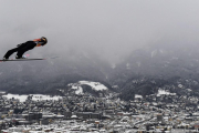 El japonés Ryoyu Kobayashi sobrevuela Innsbruck en su tercera victoria en los Cuatro Trampolines.-AFP