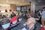 Las profesoras de la Universidad Isabel I, Miriam Martínez y Patricia Cabrero, en el centro de la mesa.-ISRAEL L. MURILLO