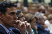 El exsecretario general del PSOE Pedro Sánchez, en el que era su escaño del Congreso antes de renunciar al acta de diputado.-EFE / CHEMA MOYA
