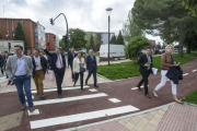 El alcalde, representantes del PSOE y autoridades recorren la nueva urbanización de San Cristóbal.-ISRAEL L. MURILLO