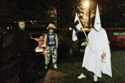 El manifestante vestido con ropas del Ku Klux Klan en la protesta contra los refugiados en Finlandia.-YLE