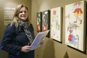 Laura Esteban, junto a cuatro de las pinturas que visten el Fadrique.-Raúl Ochoa