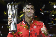 Novak Djokovic, con el trofeo que lo acredita como campeón del Master 1.000 de Shanghái.-AP / ANDY WONG