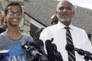 Ahmed Mohamed y su padre, Elhassan Mohamed, en la rueda de prensa que ofrecieron el miércoles delante de su casa.-AP / BRANDOM WADE