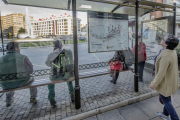 Una viajera mira el plano de las líneas ubicado en una de las marquesinas de la Plaza de España.-ISRAEL L. MURILLO