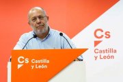El candidato de Ciudadanos a la Presidencia de la Junta de Castilla y León, Francisco Igea, en una rueda de prensa para valorar la situación política y el estado de la negociación del Gobierno en Castilla y León.-R. GARCIA (EFE)