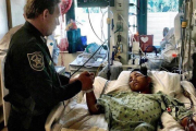 Anthony, en el hospital, recibe la visita del sheriff del condado.-EL PERIÓDICO