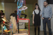 Inés Santamaría y Rodrigo Alonso observan la instalación escultórica ‘Textil: Moebles Skulptur’.-Santi Otero