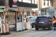 Una trabajadora echa carburante en un vehículo.-ISRAEL L. MURILLO