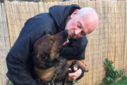 David Evans, sargento de policía, junto al perro al que cuida, Ivy, en una foto tomada por su hija Jenny Evans.-BBC news