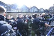 Agentes de la Policía vigilan la llegada de pasajeros a la estación central de Hamburgo hoy, 6 de julio de 2017. La Cumbre del G20 (o G-20 o Grupo de los Veinte).-EFE