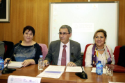 Las alcaldesas de Zamora, Rosa Valdeón (i), y de Segovia, Clara Isabel Luquero de Nicolás y José Ángel Domínguez Pérez, vicerrector de Promoción y Coordinación de la Universidad de Salamanca-Efe