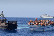 Rescate de 369 inmigrantes a la deriva en un bote de madera, en aguas al norte de Libia, a cargo de la nave británica HMS Bulwark, en mayo del 2015-EFE / MINISTERIO DE DEFENSA BRITÁNICO