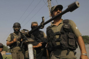 Militares paquistanís toman posiciones en la base atacada.-AP / MOHAMMAD SAJJAD