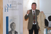 El catedrático Jesucristo Riquelme desgranó las novedades de las obras completas del poeta.-Israel L. Murillo