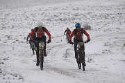 Un grupo de participantes transita por un tramo completamente cubierto de nieve-Desafío de Helios