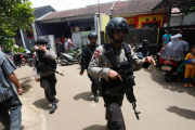 Policías indonesios llegan a una vivienda durante una operación antiterrorista en Tangeran del Sur.-EFE
