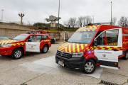 Imagen de los dos nuevos vehículos del parque de Bomberos. SANTI OTERO