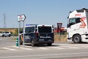 Imagen de un control de la Policía en uno de los accesos de Aranda. PACO SANTAMARÍA