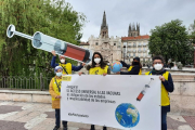 Activistas del grupo de Burgos de AI han desplegado una pancarta, carteles con códigos QR y una jeringa gigante con la que se han hecho fotografías en lugares emblemáticos de la ciudad como forma de difundir la campaña. ECB