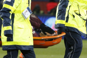 Neymar, retirado en camilla.-GEOFFROY VAN DER HASSELT (AFP)
