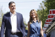 Pedro Sánchez y su mujer, Begoña Gómez, este martes en la Feria del Libro de Madrid.-AGUSTÍN CATALÁN