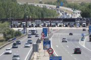 Atasco en el acceso al peaje de la AP-1 durante el día de ayer.-RAÚL G. OCHOA