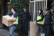 La Policía se lleva el material incautado en las dependencias utilizadas por Jordi Pujol Ferrusola en el domicilio de sus padres en Barcelona.-DANNY CAMINAL