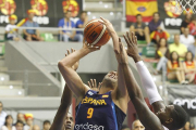 Felipe Reyes lanza a canasta en el España-Angola celebrado el pasado año en el Coliseum.-SANTI OTERO