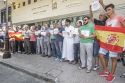 Decenas de personas se sumaron a la concentración convocada ayer en Burgos por el centro islámico Attaqwa tras la oración del viernes.-S. OTERO