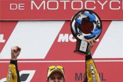 Thomas Luthi alzando su trofeo en el podio del Gran Premio de Japón.-Foto: TORU HANAI / REUTERS