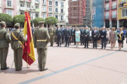 Autoridades civiles, militares y ciudadanos rindieron homenaje a la bandera.-ICAL