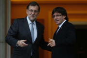 Mariano Rajoy y Carles Puigdemont se saludan antes de su reunión en la Moncloa.-DAVID CASTRO