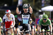 El ciclista británico Mark Cavendish (c) del equipo Etixx Quick Step se impone en la séptima etapa de la 102º edición del Tour de Francia, una carrera de 190.5km entre Livarot y Fougeres, en Francia, hoy, 10 de julio de 2015, por delante del alemán André -Foto: EFE