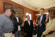 Pablo Dionisio, Fidel Velasco, César Rico, Miguel Ángel Benavente y Montserrat Aparicio antes de firmar el acuerdo.-RAÚL G. OCHOA