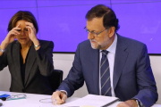 El líder del PP, Mariano Rajoy, y la secretaria general, Dolores de Cospedal, este lunes en la Junta Directiva Nacional del PP.-AGUSTÍN CATALAN