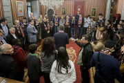 El alcalde, Javier Lacalle -de espaldas-, felicita al club durante la recepción institucional celebrada ayer.-SANTI OTERO