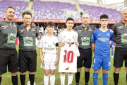José Reyes, en el centro, con una camiseta del Sevilla de su padre, antes de la final de la Liga Promises Internacional.-@LAFABRICACRM