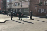 Agentes de los Mossos, ante la vivienda del sospechoso, en Cornellà. /-GUILLEM SÀNCHEZ