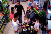 Tres de los terroristas, comprando cuchillos en un comercio chino.-EL PERIÓDICO