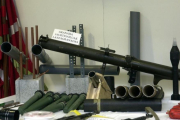 Imagen de archivo de un arsenal de ETA intervenido por la Ertzaintza en el 2001.-EFE / JAVIER ECHEZARRETA