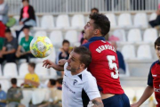 Borja Sánchez controla un balón ante el acoso de un oponente.-SANTI OTERO