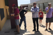 El millonario norteamericano Robert Sarver, dueño del Real Madrid, hace cola, en el centro con los brazos cruzados, para entrar en el WC del Camp Municipal de Peralada.-DIARIO DE MALLORCA / SEBASTIÀ ADROVER