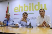 El candidato a lehendakari de EH Bildu, Arnaldo Otegi (d), y los abogados Iñigo Iruín (c) y Adolfo Araiz (i), la semana pasada durante la rueda de prensa.-EFE