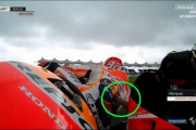 El alerón delantero izquierdo de la Ducati de Iannone golpea el culo de Márquez en Argentina-VIDEO SKY ITALIA TV